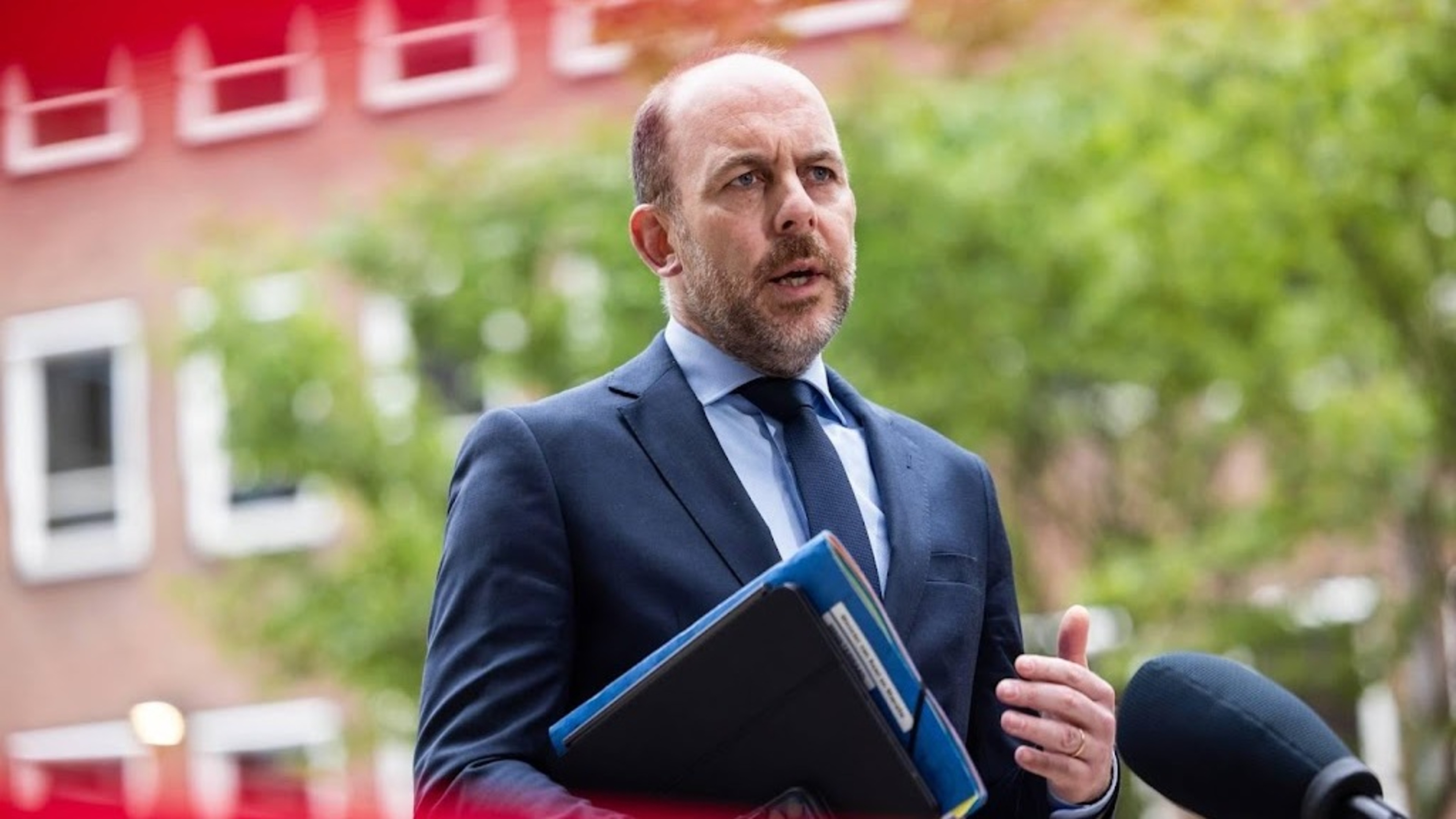Van den Brink verwacht fors minder nareizigers door migratiepact
