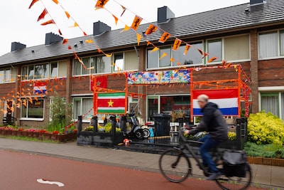 Niet alleen Oranje: buurtbewoner Jay maakt van Eindhovense straat één groot WK-feest