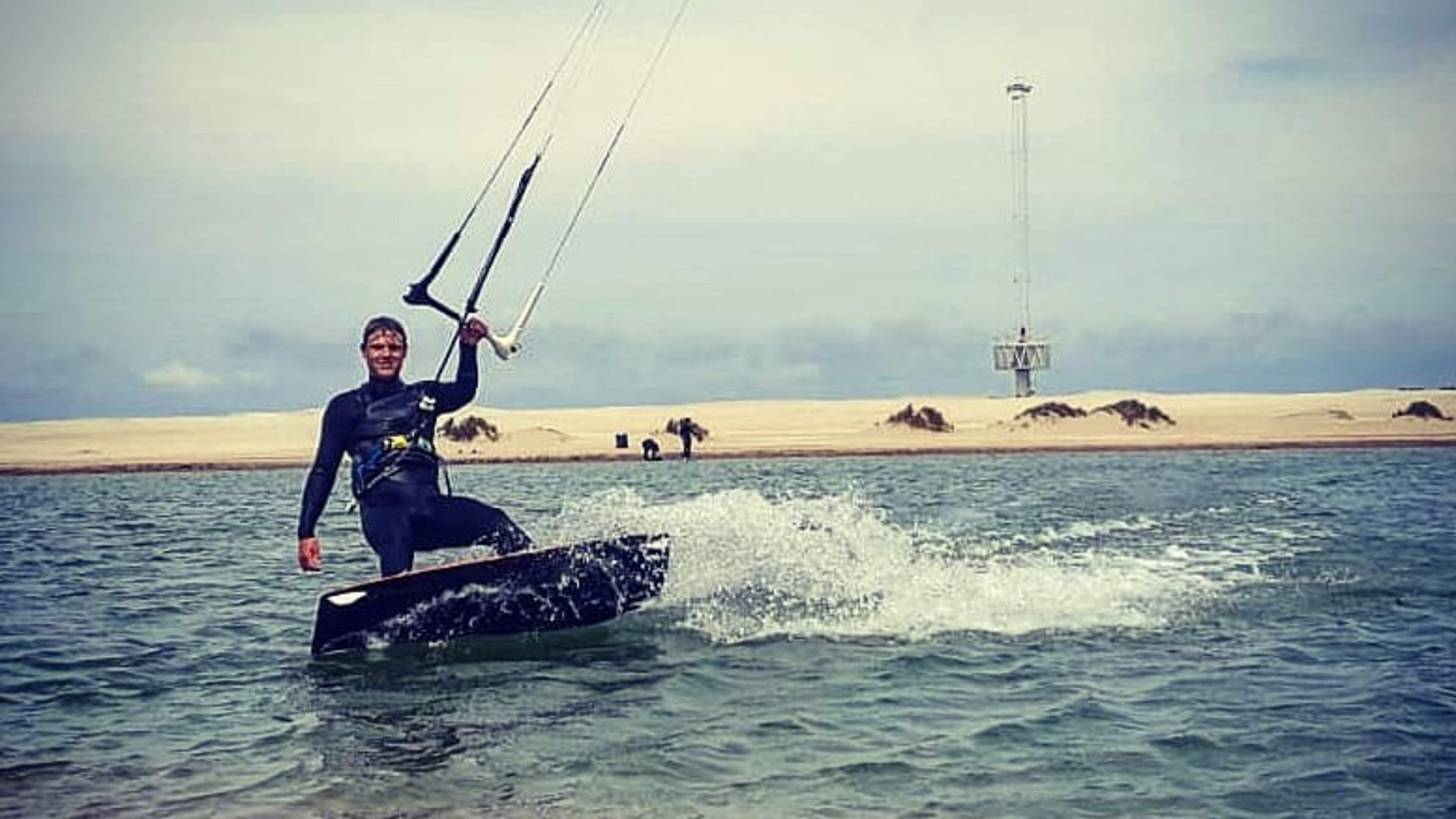 Thom (23) was een fervent kitesurfer en belandde na een ongeluk in een rolstoel: ’Met mijn nieuwe hobby ga ik nog harder’