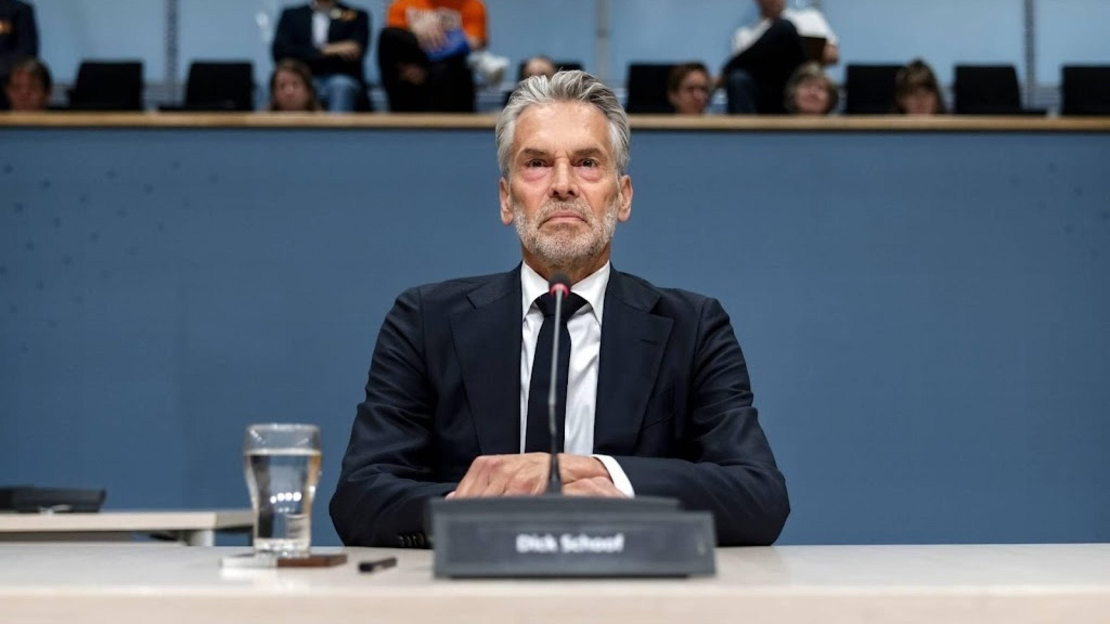 Schoof: coronamaatregelen bleven streng door slechtere naleving