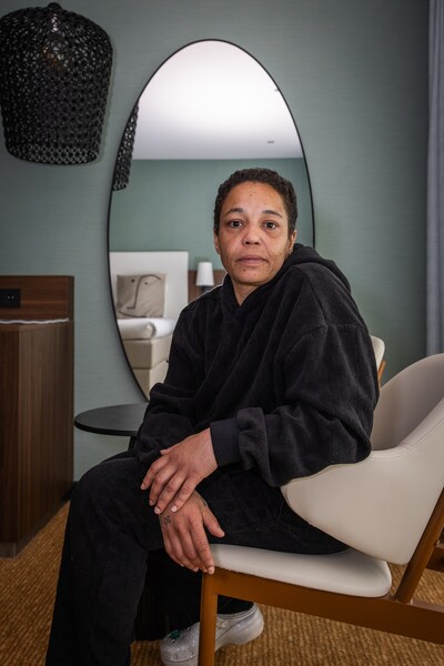 Aissah (45) trok een jongen met smeulende kleren uit verwoeste sportschool in Osdorp: ‘Sommigen zeiden dat ik gek was’