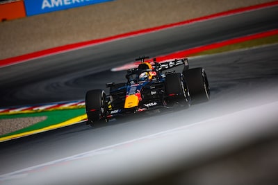 Hoofdschuddende Max Verstappen komt ook in laatste training tekort, George Russell favoriet