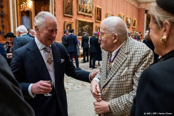 Charles eert overleden Hockney en herinnert aan diens gele Crocs