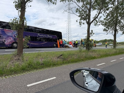 Dode bij zwaar ongeval tussen auto en touringcar op N36