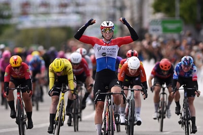 Lorena Wiebes toont veerkracht: Nederlands kampioene wint eerste koers sinds ze in roze trui uit Giro d’Italia werd gezet