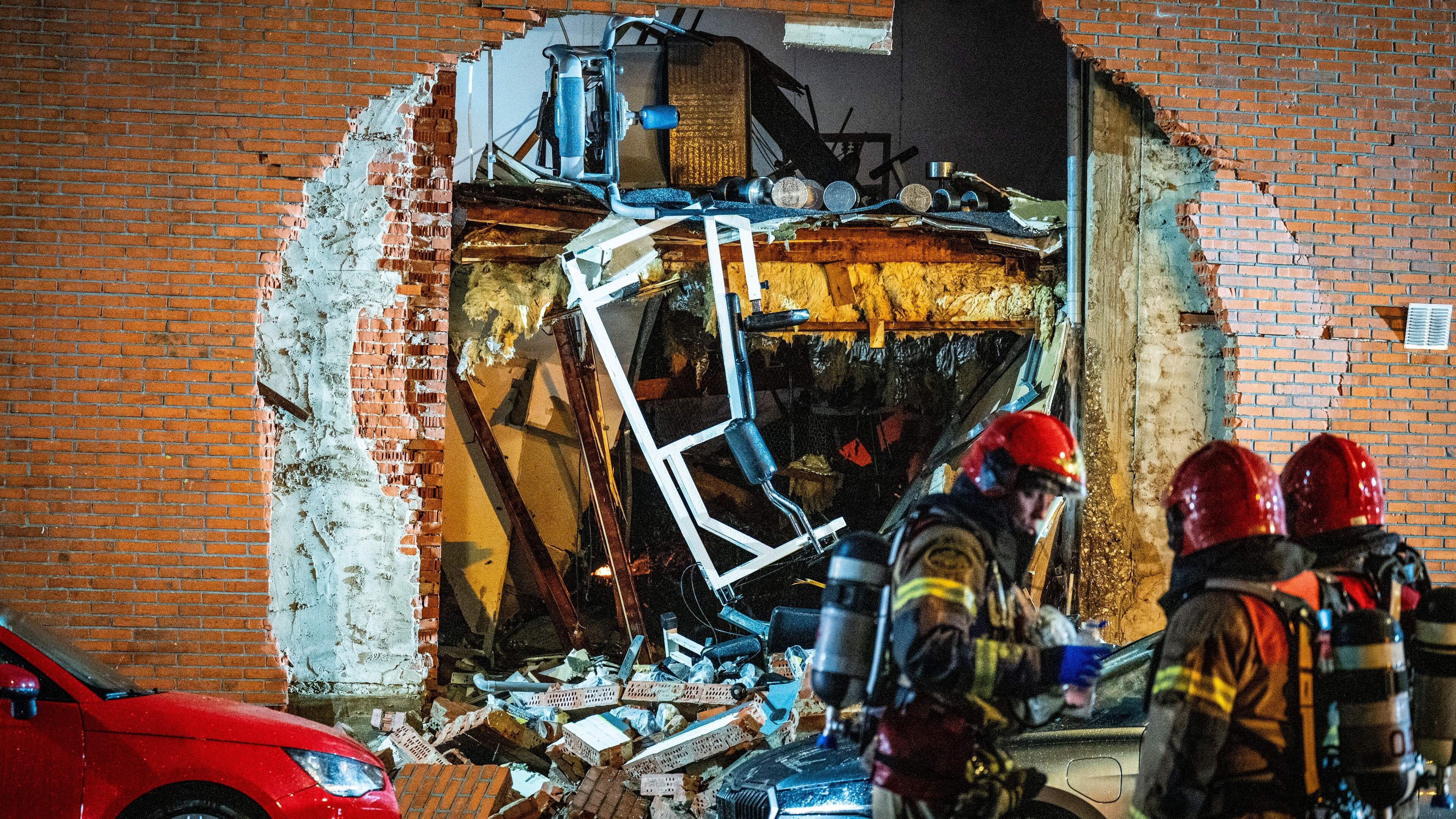 Zeven gewonden door explosie en brand Amsterdam Nieuw-West, mogelijk nog slachtoffers onder het puin