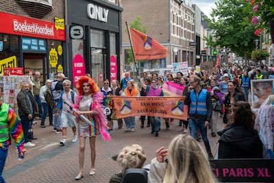 Eerste Pridewalk door Apeldoorn: ‘We willen ons niet meer verbergen’