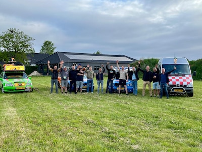 Garagehouder Arno uit Asten en zijn vrienden rijden in oude auto’s naar Spanje: ‘Ge weet het nooit, maar dit jaar gaat het echt goed’