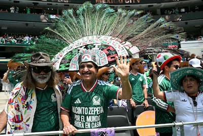 Openingsceremonie in bomvol Aztekenstadion begonnen voorafgaand aan openingsduel tussen Mexico en Zuid-Afrika