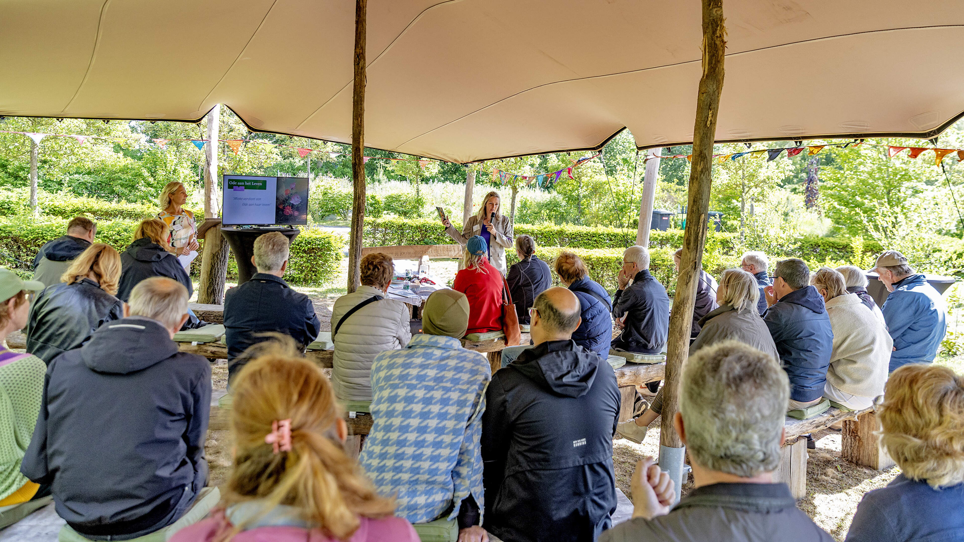 Dorien bezoekt inspiratieavond over natuurbegraven bij Onderlangs in Castricum. ’Ik zoek hier een plekje in de zon’