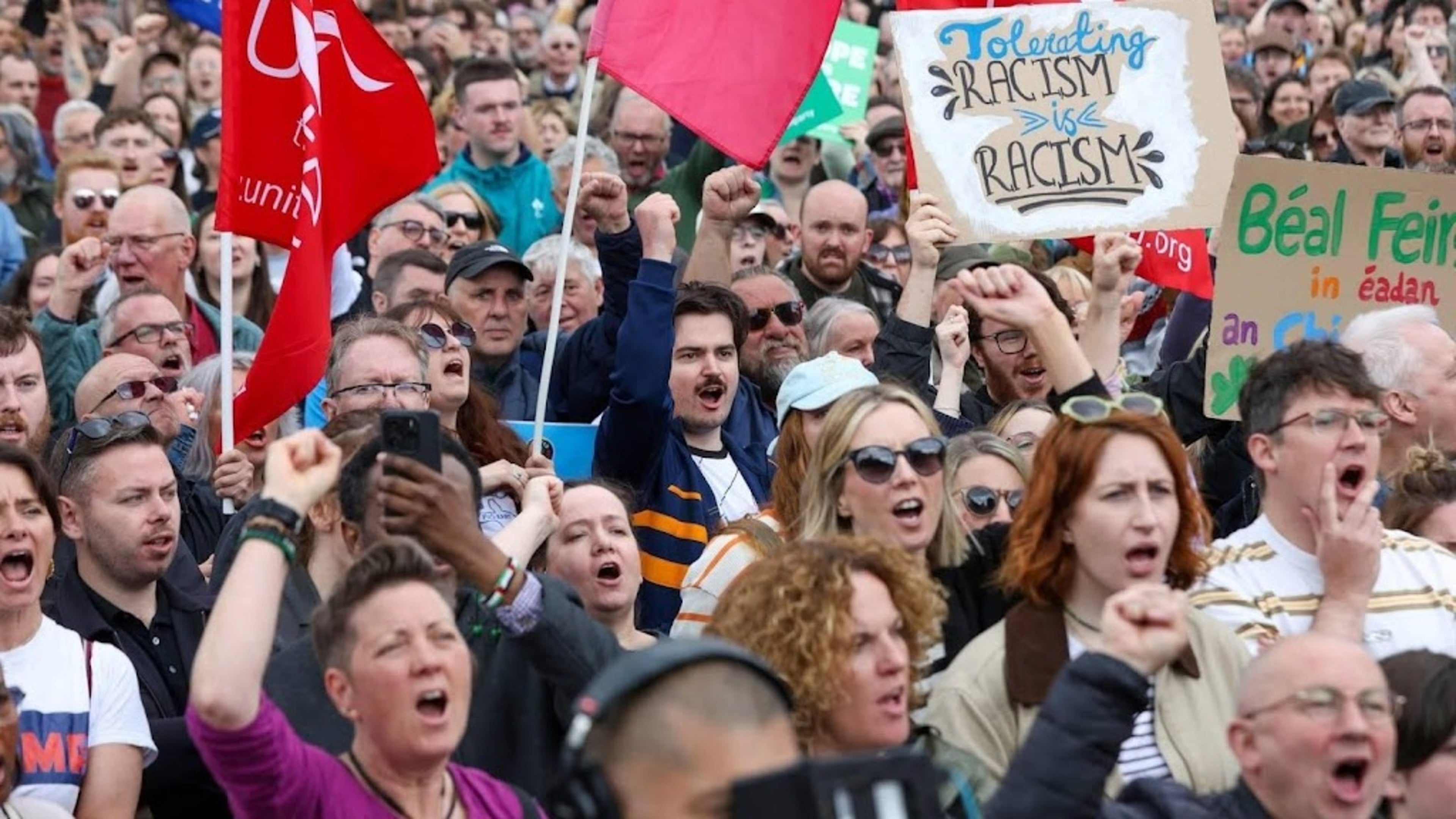 Duizenden demonstreren tegen racisme in Belfast na rellen