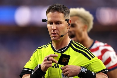 Danny Makkelie trapt in schwalbe bij WK-duel, maar wordt dankzij nieuwe regel gecorrigeerd door VAR
