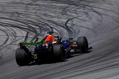 LIVE Formule 1 | Max Verstappen niet tevreden tijdens eerste training in Barcelona, George Russell duidelijk sneller