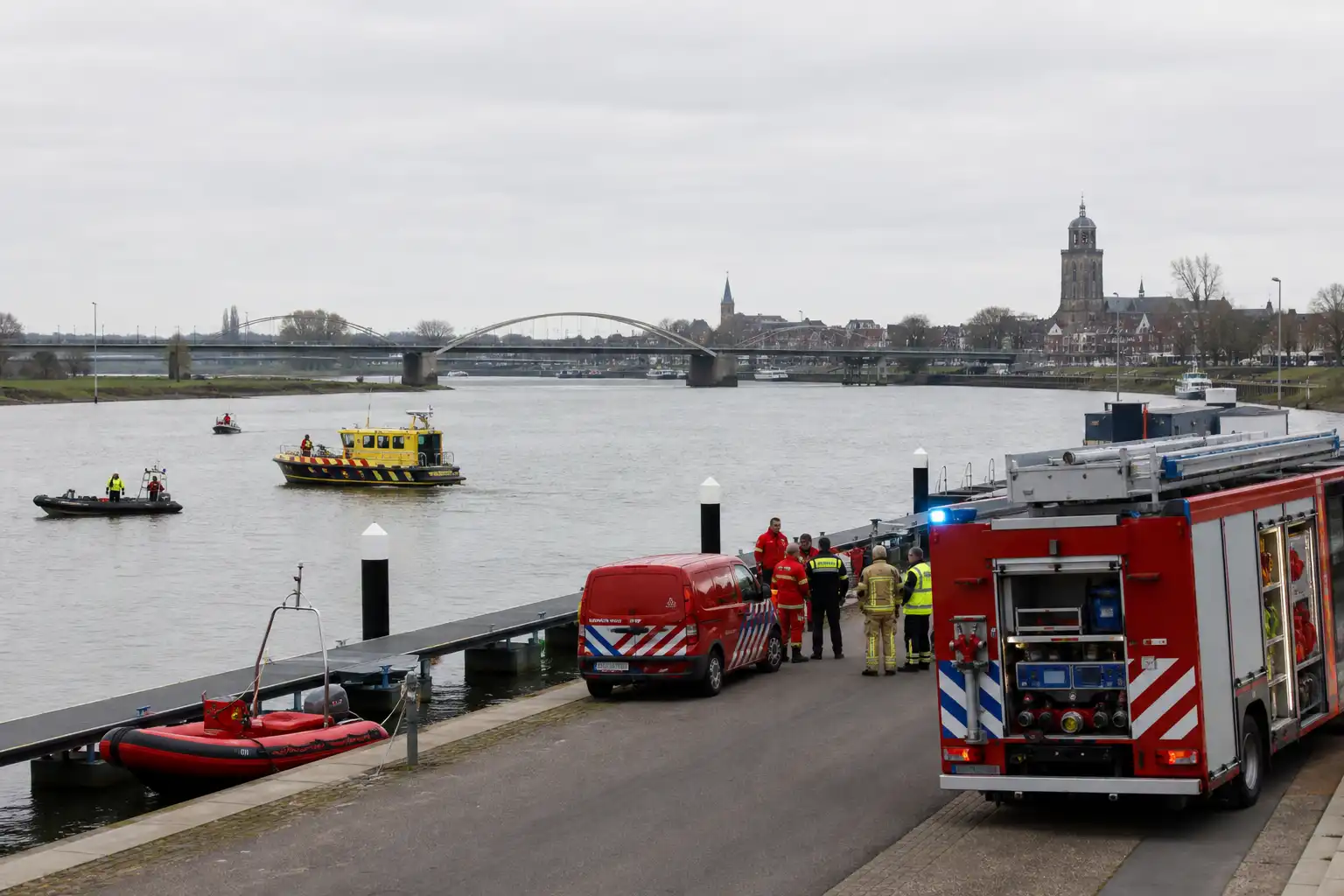 Man denkt drenkeling te zien in IJssel en belt hulpdiensten, maar het ging waarschijnlijk om iets heel anders