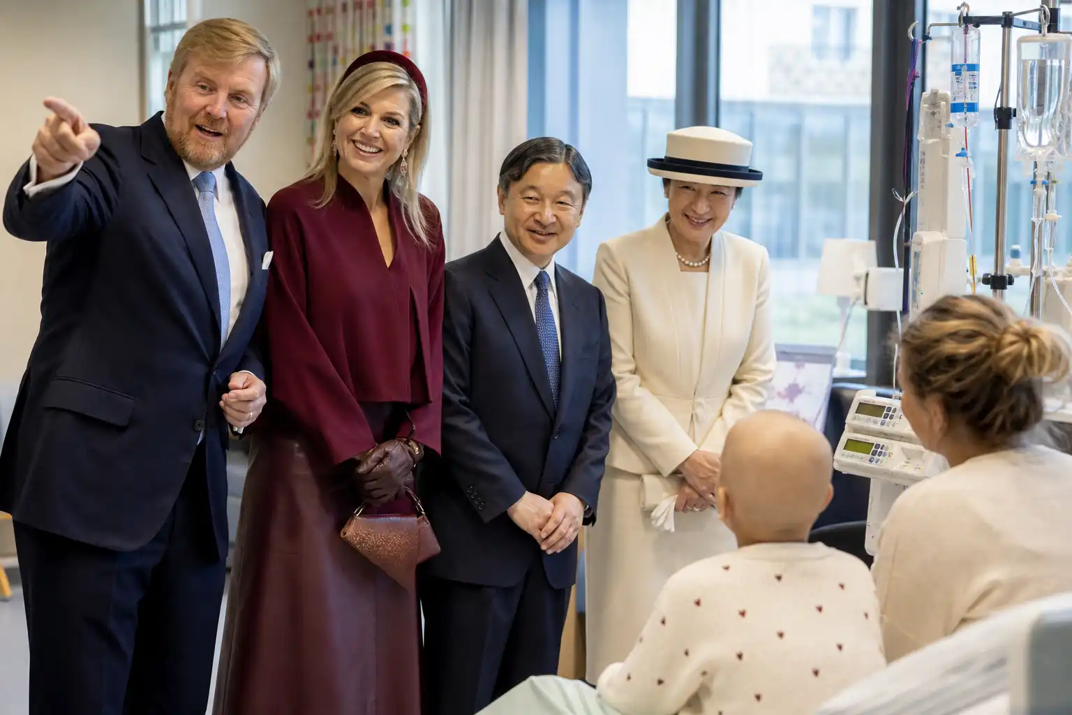 Koning Willem-Alexander imiteert Snollebollekes tijdens fotomoment: ’Naar links… naar links!’