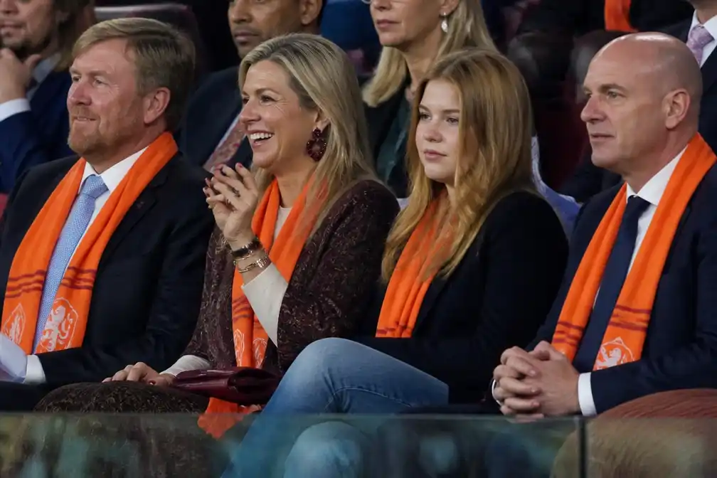 Koningspaar en prinses Ariane juichen mee met FIFA-baas Infantino in Houston
