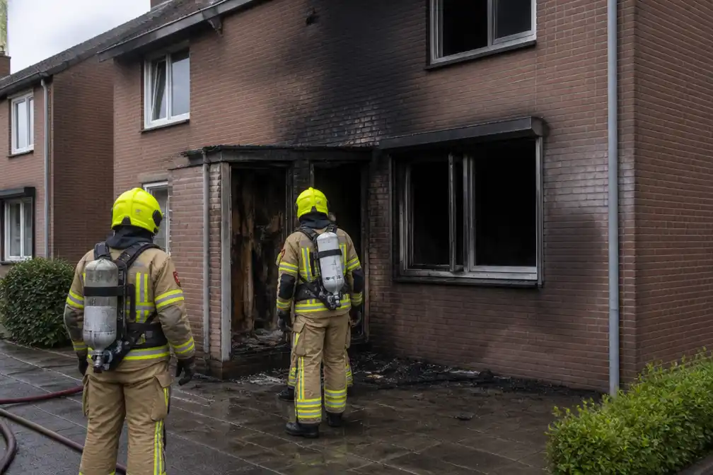 Blikseminslag veroorzaakt woningbrand in Waalwijk; zondag warm maar droog
