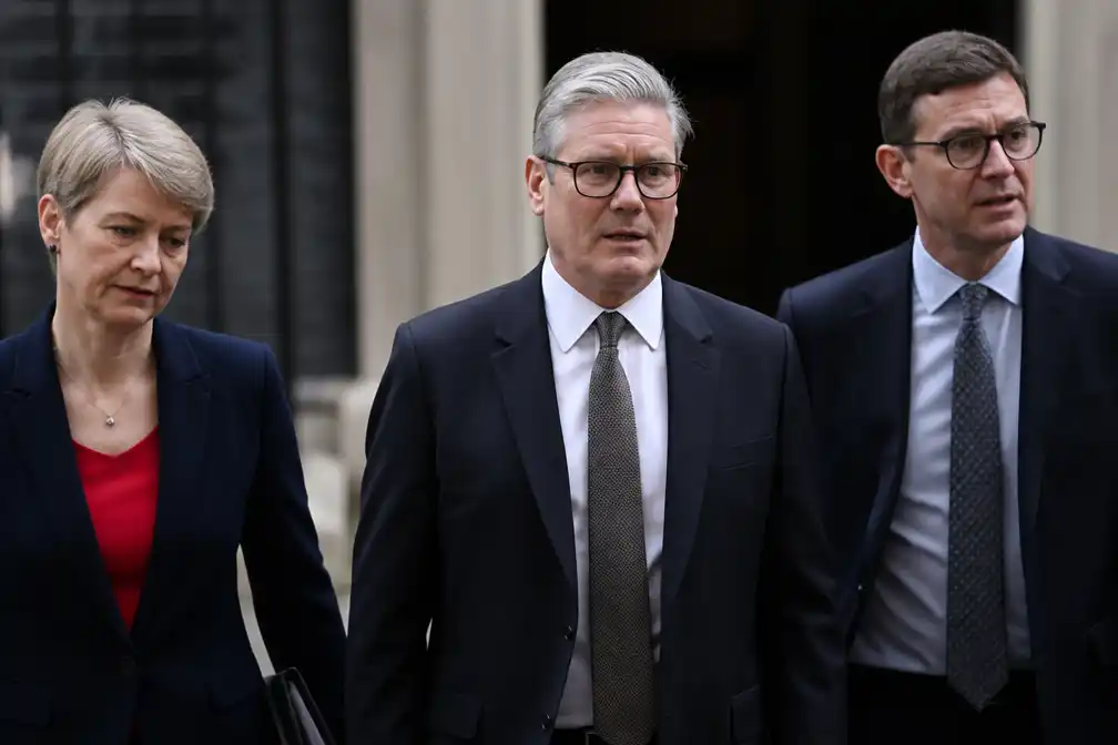 Britse premier Starmer naar verluidt maandag weg, opvolger Burnham klaar