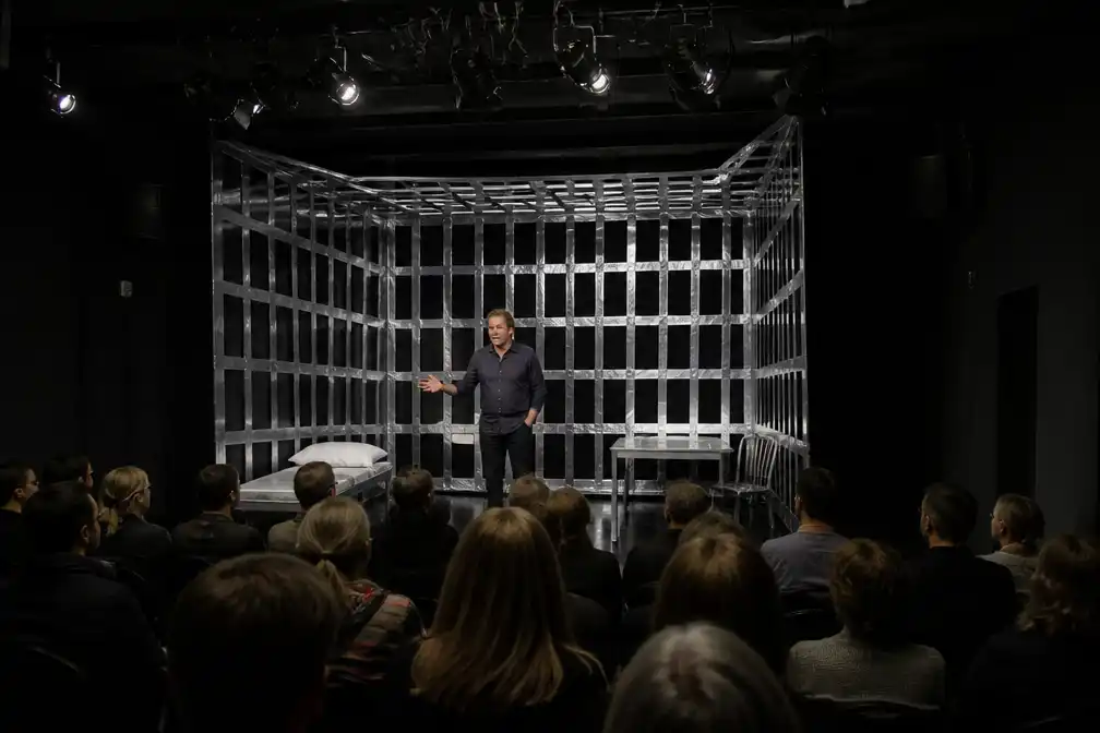Thijs Römer speelt voorstelling over celstraf en spijt