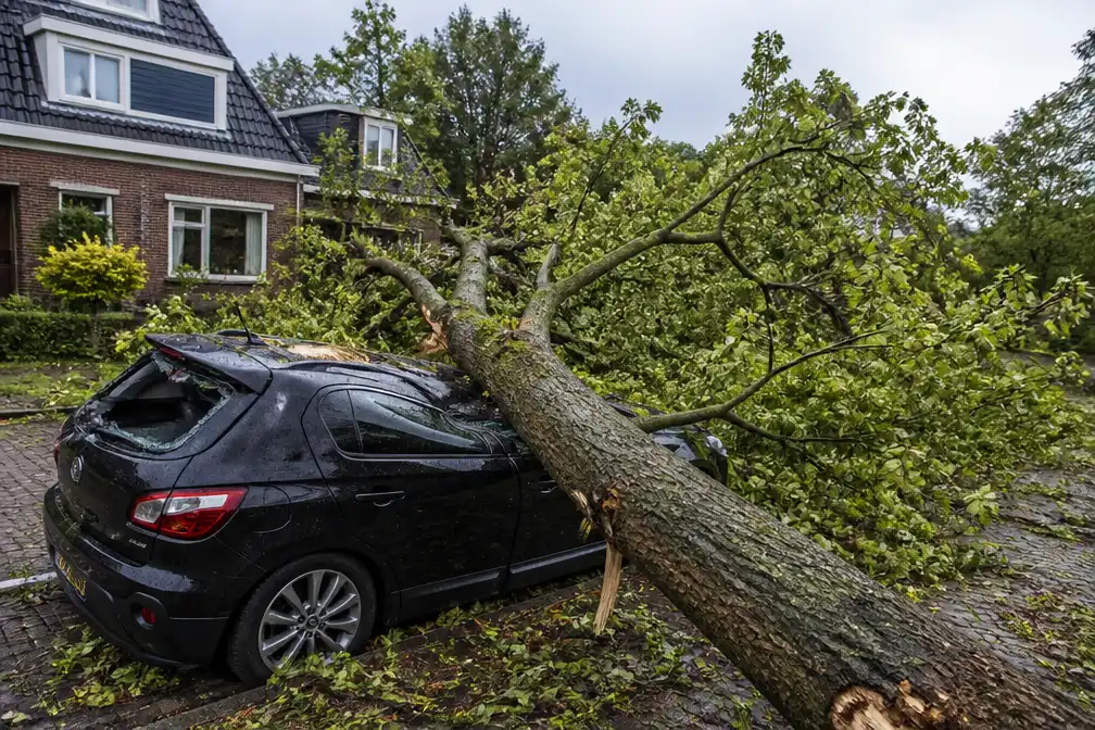 Verzekeraars krijgen veel schademeldingen uit Noord-Nederland na onweer
