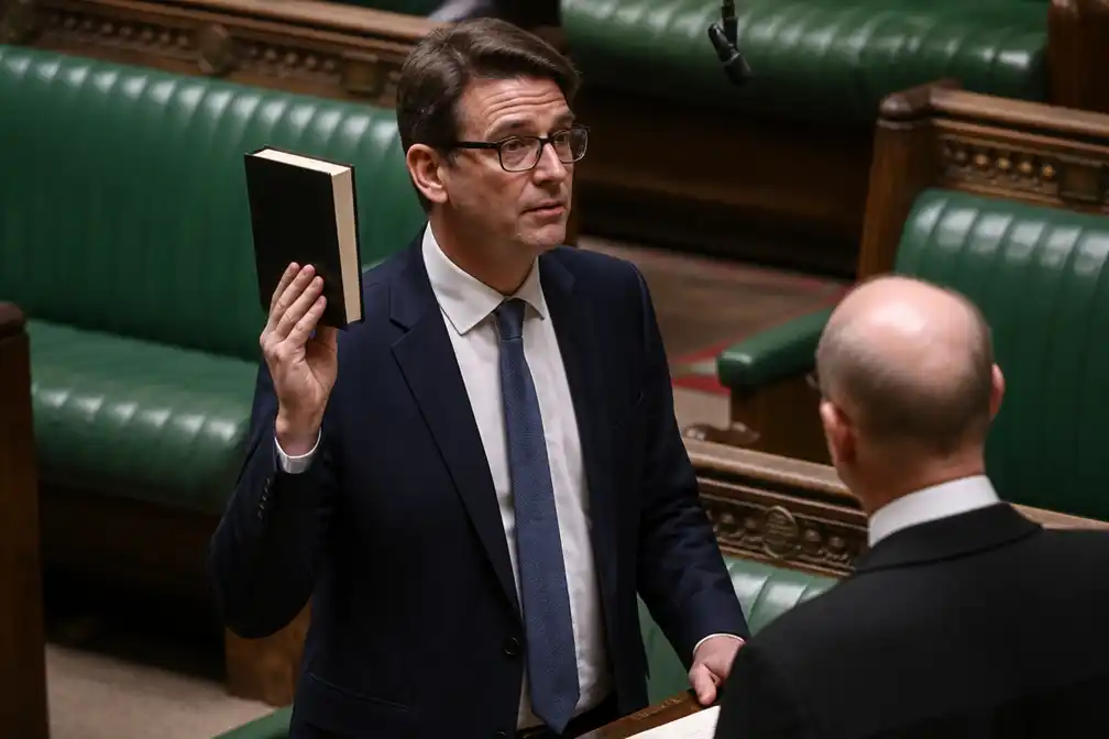 Andy Burnham beëdigd als parlementariër, kan Starmer opvolgen